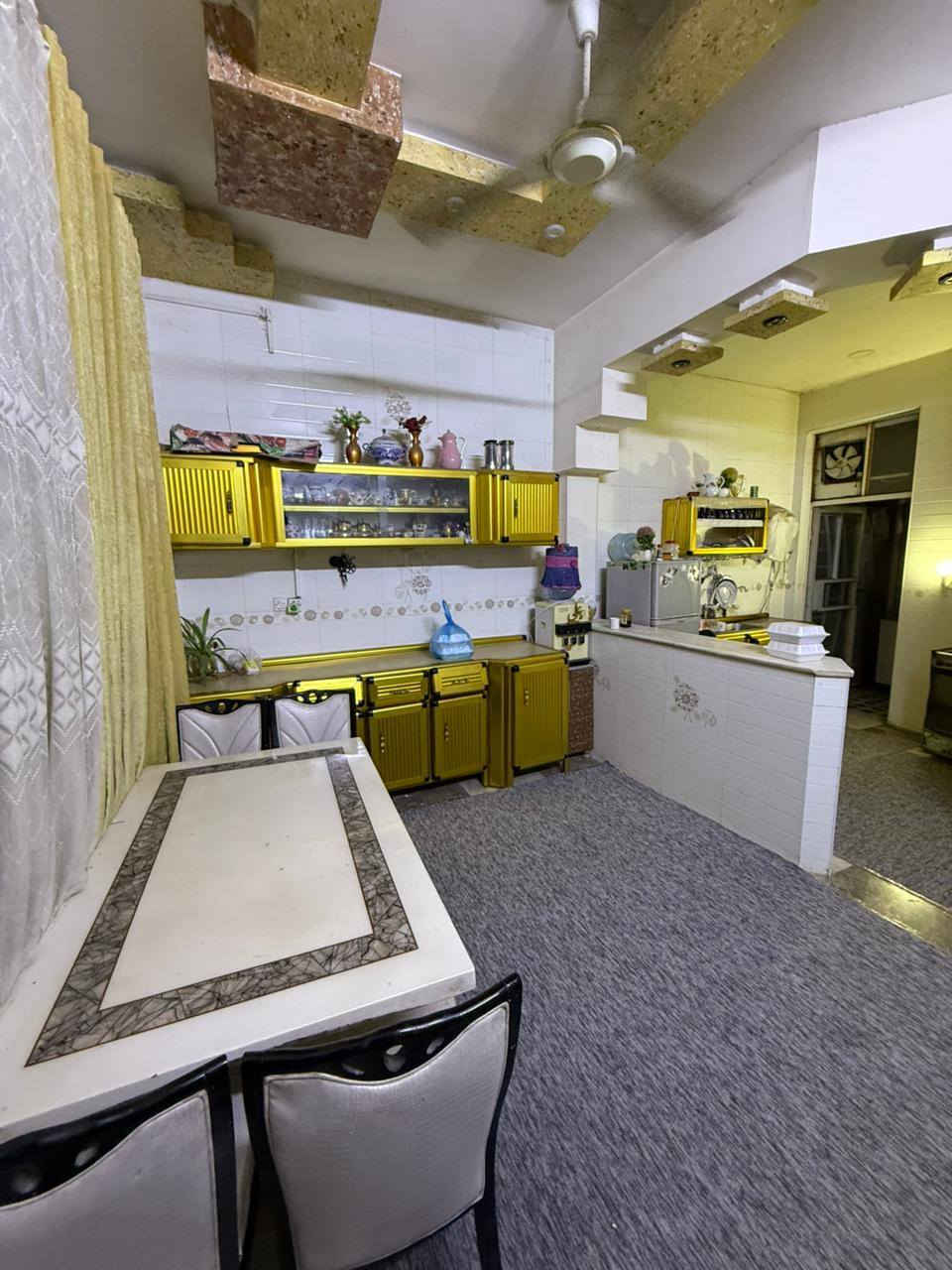 بيت للبيع منطقة ازوير  الغربي مساحة 200م الحي فيه جميع الخدمات  
تفاصيل البيت 
طابو زراعي سند 25
الطابق الاول 
صالة 9*5  سقوف مغربي
مطبخ حار بارد 
كليدور 
غرفة نوم كبيرة 
مجمع صحيات 
بناء حديث
الطابق الثاني غرف عدد 2كبيرة 
كليدور 
مجمع صحيات 
يوجد سطحين  ومخرن
يبعد عن شارع التبليط 10م
ويبعد عن الشط تقريبا 200م للاستفسار 
اتصل بالارقام التاليه 
***********
موقع المكتب حله نادر الاولى الشارع الرئيسي مقابيل دائره اتصالات بابل 
مكتب علي السلطاني للعقار/21
