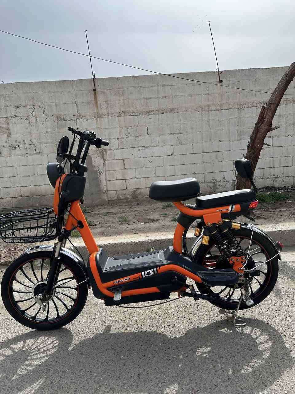 دراجة R10 للبيع
السلام عليكم دراجه R10 موديل 2024 
تجي 5 بطاريات كرافين جدد قبل شهرين بدلتهن ريان 
تمشيك 45 كيلو حقيقي بالشحنه الوحده
سرعتهه 50 كيلو 
تشغيل عن بعد 
جهاز انذار مانع سرقة
سويجين وياها وبصمتين 
السعر 350 وبي مجال حك الجيه 
مكاني بغداد الصليخ 
*********** واتساب
