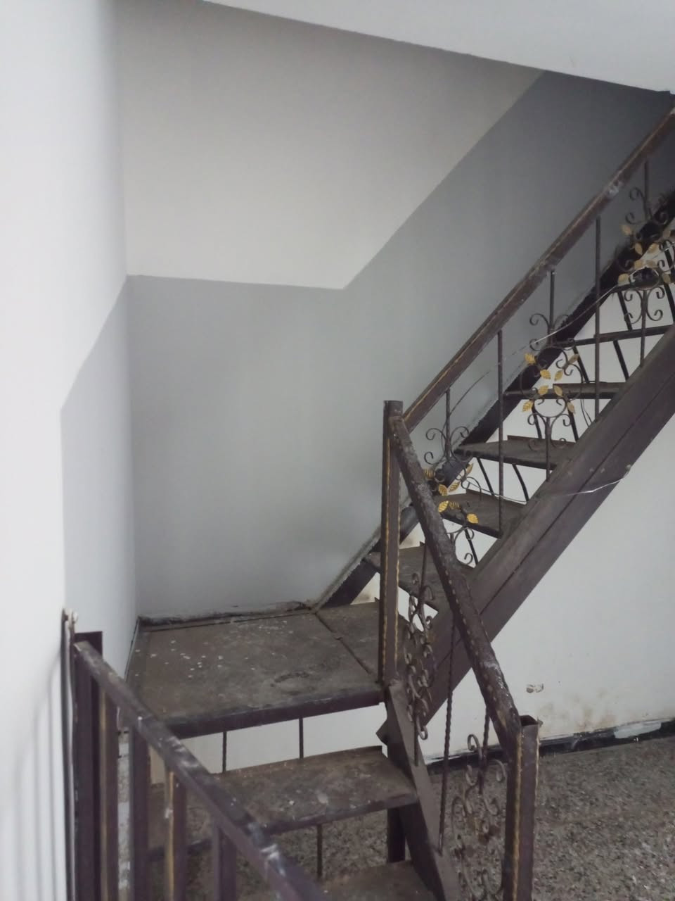 بيت 75 متر نضيف للبيع بشارع ابو سمير يتكون من مطبخ وحولي وهول وغرفه نوم وترك وصحيات  داخليه وخارجيه وطرمه وفوك غرفه صغيرة سعر البيع 58 مليون للاستفسار الاتصال على الرقم ***********
