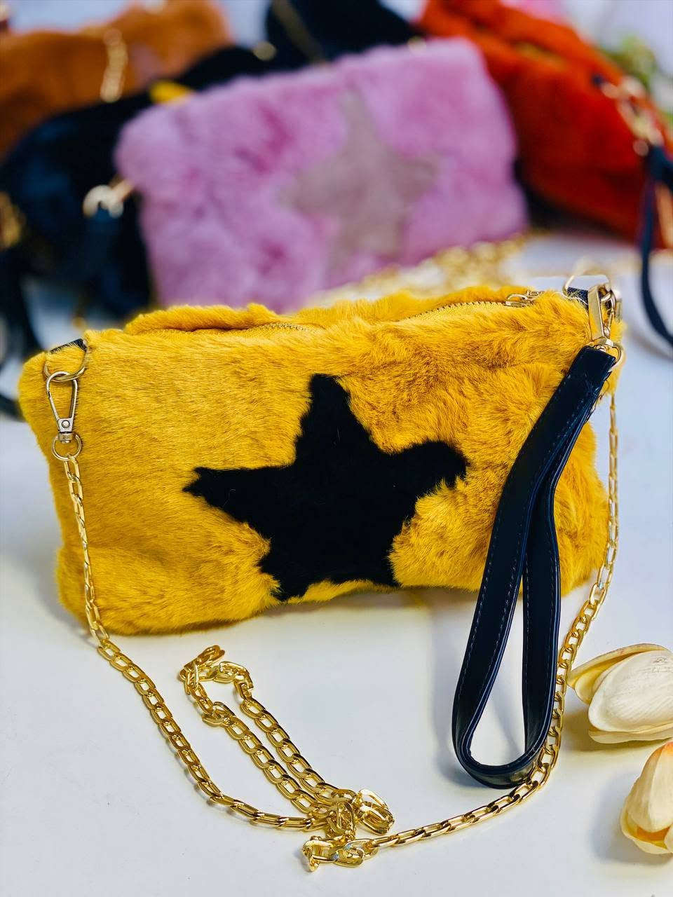 👛ترند الموسم👛

🎁حقيبة النجوم من القماش الفرو 💸، مع سحاب ذهبي👛 وشريط يد أسود. 
 🔔مصنوعة من قماش خفيف الوزن ومتين

دزاين جديد لموسم 🎶2026
تركي درجة اولى 🇹🇷💯
كوالتي عالي جدا 👍♥️

🎁متوفرة ب 6 الوان 🎁

السعر ٦  الاف 

🚘يوجد خدمة توصيل لجميع محافظات العراق ٤ الاف🚘


**إذا كنت صاحب هذا الإعلان وتريد حذفه لأي سبب، رجاءا أرسل رسالة إلى الدعم الفني**