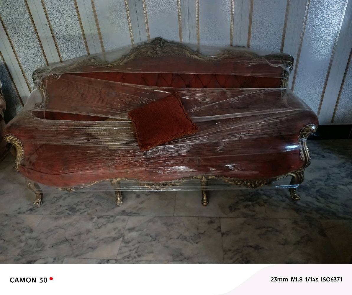 تخمة كلاسيكية فاخرة باللون الأحمر مع نقوش ذهبية، توفر لمسة أنيقة وفخمة لأي غرفة. مصنوعة من مواد عالية الجودة وتغطيها طبقة حماية بلاستيكية للحفاظ على جودتها. مناسبة للاستخدام اليومي أو للضيوف في المناسبات الخاصة.