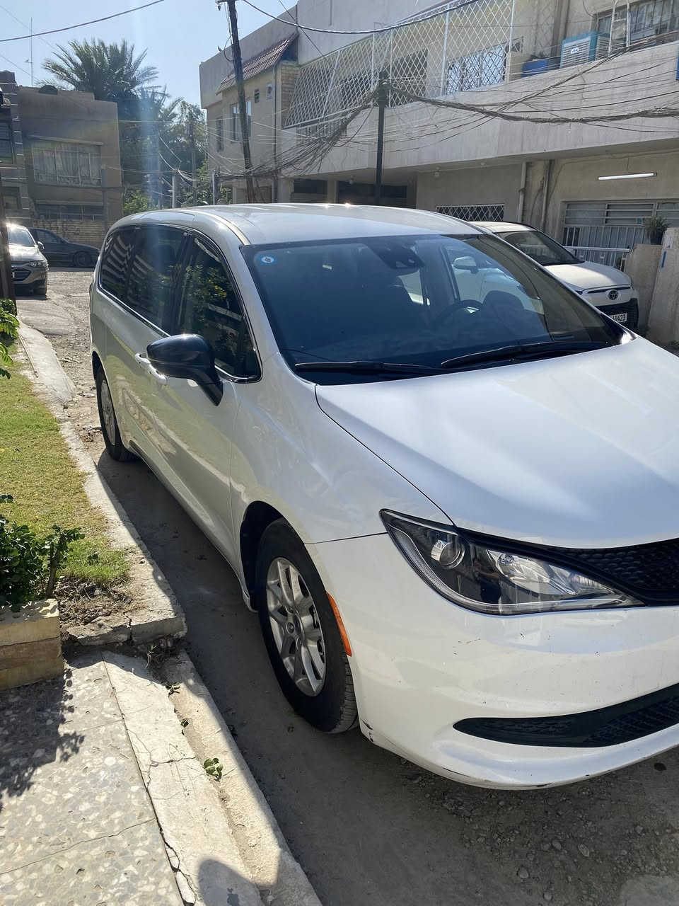 كرايسلر فويجر 2024 (Chrysler Voyager)
للبيع 
المواصفات 
رادار امامي
رادار جانبي ونقط عمياء
رادار خلفي 
حساسات خلفيه
كامره خلفيه
شاشه كبيره 
أبواب كهربائيه 
صندوق كهربائي 
إشارات جانبيه بالمري 
الضرر فقط كسر بالدعاميه الاماميه ومصلحه نفسها
وصور الحادث ضمن المنشور 
السعر 23.500$
السياره داخله شهداء باقيلها سنه و3اشهر واتكفلك بتحويلها بس تخلص المده 
الرقم ***********
