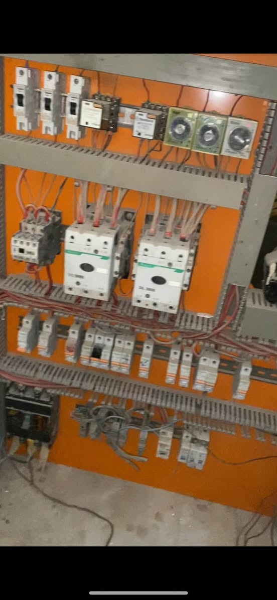 بنل حجم كبير متر في 80 سم كامل بس اتربطه بالكهرباء  غراضه كله اصليه رايده بمليون وبي مجال مكلفي اكثر 
مكاني بصرة
***********
