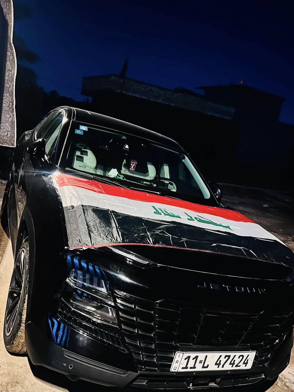 جيتور داشينج لاكجري (Jetour Dashing Luxury) 
 ✨بأسمي 
سيارة دفع أمامي (FWD) رياضية متعددة الاستخدامات (SUV)  وأداء رياضي.
المواصفات الفنيةالمحرك: 4 أسطوانات سعة 1.6 لتر تيربو.القوة: 194 إلى 197 حصاناً.عزم الدوران: 290 نيوتن.متر.ناقل الحركة: أوتوماتيكي ثنائي القابض (DCT) بـ 7 سرعات.استهلاك الوقود: 14.4 إلى 16.7 كيلومتر لكل لتر (حسب ظروف القيادة).
سعة خزان الوقود: 57 - 60 لتراً.التصميم الخارجي والداخلي 
الأضواء: مصابيح أمامية وخلفية بتقنية LED مع إضاءة ترحيبية.المقاعد: 5 مقاعد جلد الفاخر، 
 مقعد السائق والراكب الأمامي كهربائي ⚡️ 
.الشاشات: شاشة لمس مركزية عالية الدقة قياس 15.6 بوصة.تقنيات أخرى: إضاءة محيطية متعددة الألوان، نظام تسجيل القيادة، ومستشعر للمساحات (حساس مطر) 🌧️ .مع أنظمة الأمان والسلامة  أنظمة المساعدة على القيادة، أبرزها:نظام فرامل مانعة للانغلاق (ABS) ومساعد الفرامل.نظام الثبات الإلكتروني والتحكم في قوة الجر.نظام مانع انقلاب السيارة، وتنبيه حركة المرور الخلفية. 
عنواني بغداد المحمودية 

السعر 28 مليون 
السياره بأسمي كلش حلوة وجانيهه وخير من الله 
 بس لسبب السفر  وبيهه سونار 👇 المندلاوي كلشي جاهز 
هاتف 📞 *********** __  ***********
