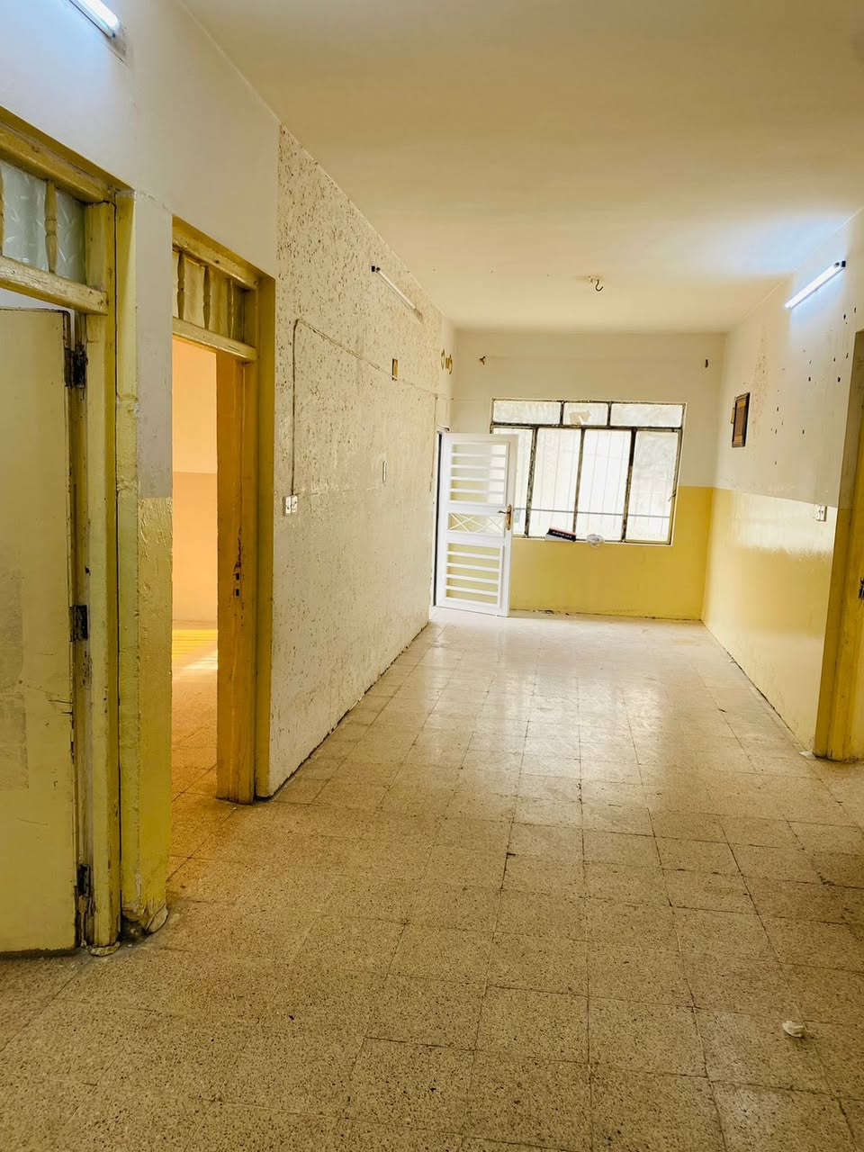 شقة للايجار طابق ثاني ركن تقع على شارعين شارع 15م شروق المساحة200م تقريباً حي الرفاق قرب جامع الروضة المحمدية  
200م تقريباً حي الرفاق قرب جامع الروضة المحمدية
للأستفسار
 ***********
