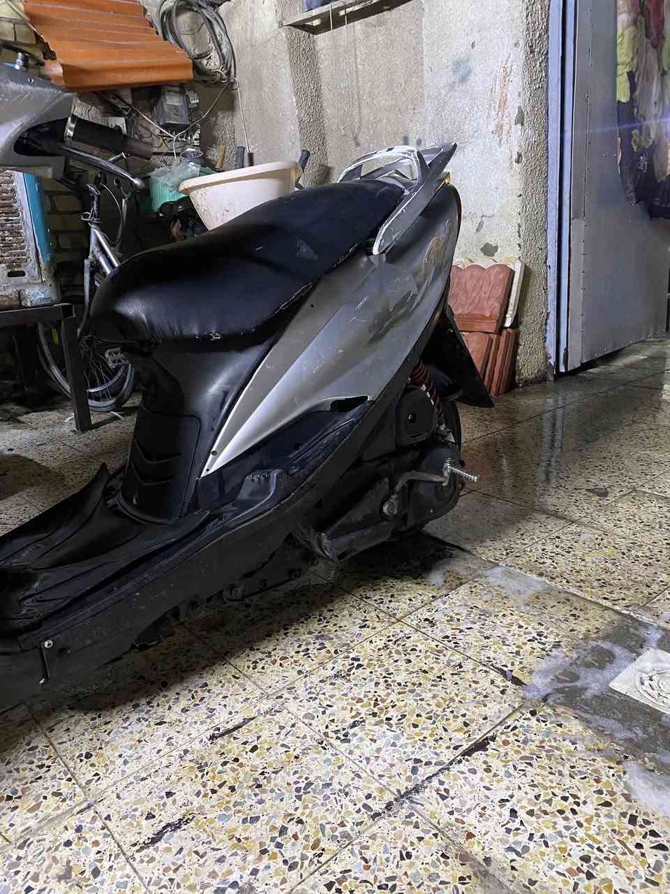 السلام عليكم دراجه ماكس 140 البيع دراجه حلوه ونضيفه شغاله سلف وهندر نقص باتري مكينه ناعمه شلعه ومعدل كفرات بلاديه مكينه بلاديه 
مكاني الغزاليه سعر250اوبيهة مجال رقم***********
