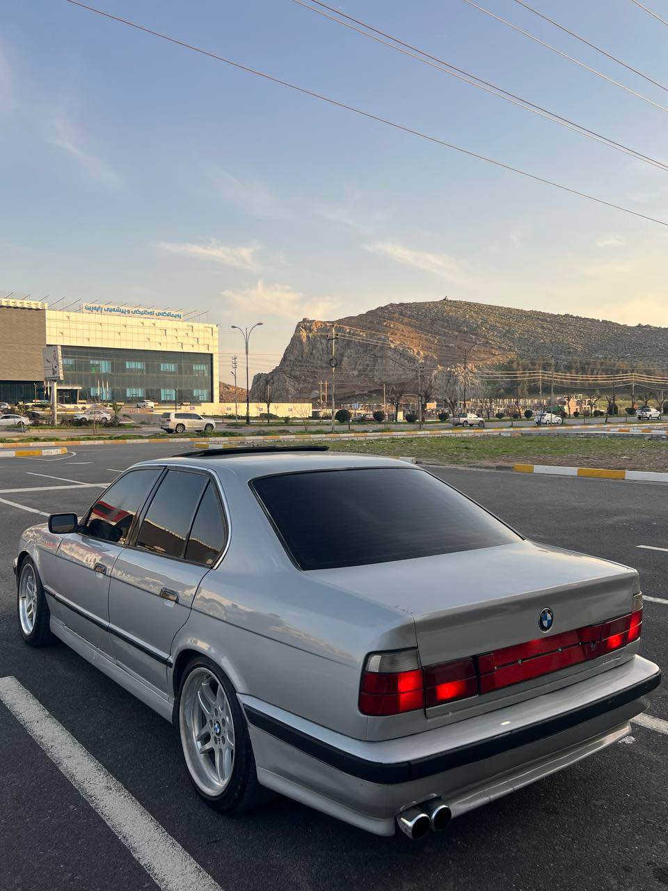 سلاو برایان  BMW 
بۆفرۆشتن 
مۆدیلئ ١٩٩١
٥٢٥ گیر حادی 
سەیارەکە بی حەیبە سلایتە
کامل کراوە بەM  
دوجام کارەبا
دەحمیکی سوکی هەیە بی ناو گرتن لای سەکن 
کامل بۆیاخ لەسەر ساخی بەس بۆ جوانی کراوەتەوە  
موسوبراوە بەشەرت سەیارەکە 
مەنەفیست ابراهیم خەلیل بەس  بەحلوج دەی فرۆشم مالی مەدەنیو دزیاری بەشەرت 
سەحری  ٣٢گەلاو مەحامەلە 
شوین رانیە 
رەقەم /*********** رانية, السليمانية
