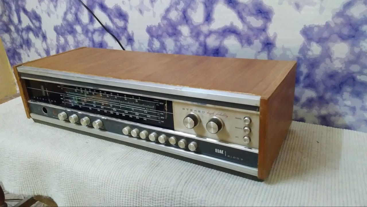 راديو أنتيكا ألماني الصنع 
متعدد الموجات FM . MW .SW. LW 
شغال على كهرباء 220 فولت
إنتاج سنة 1969 / 1970
للتواصل ***********
