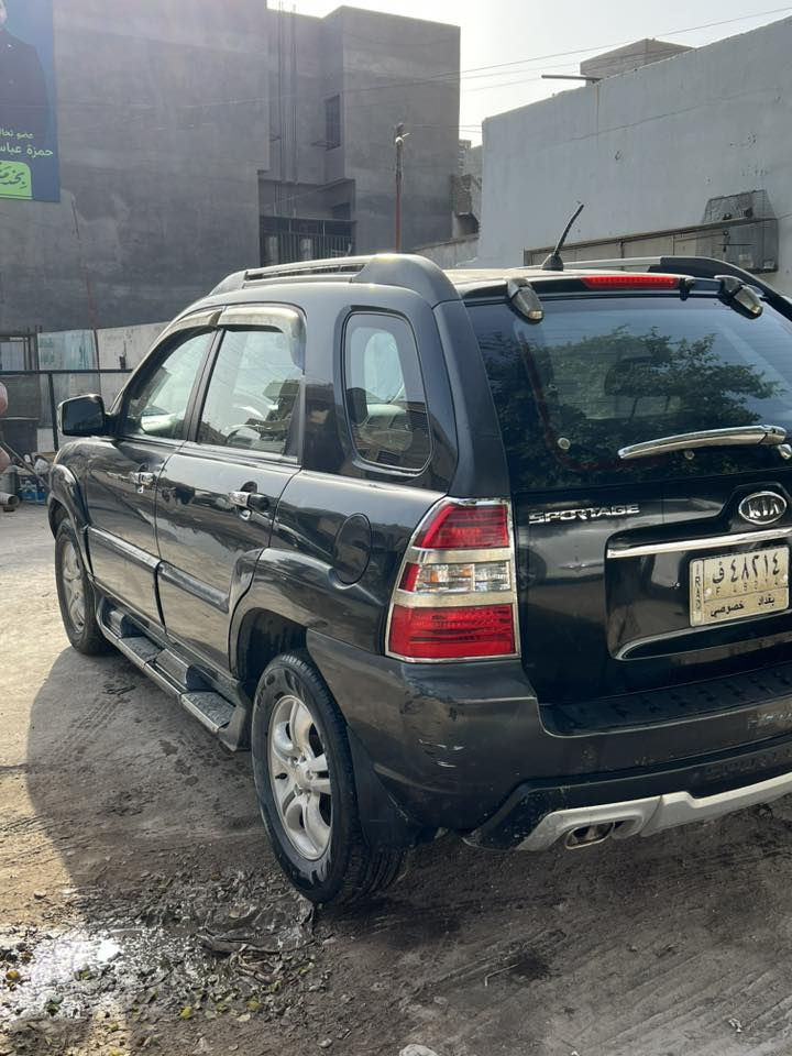 السلام عليكم سبورتج للبيع
موديل 2007 خليجي 6 سلندر محرك 2700 
مكينة جديدة صارلها سنة
صدر امامي خلفي جديد
تبريد ثلج 
السياره ليبل واحد بدون ضربه وبدون تبديل قطعه مكفولة كفالة عامة
يحتاجلها بولش فقط
السعر شدة و10 اوراق
العنوان:بغداد الجديدة الغدير
الرقم:***********
