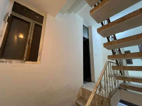 السلام عليكم 
للبيع بيت في حي تونس بنهايه فرع اسواق دانية بالزراعي...
المساحة ٧٥ عرض الواجهة ٨.٢٠
النزال٩.٢٠ عرض الشارع ٦م الفرع هادئ
الطابق الاول مطبخ وخدمات وهول وطرمة وغرفتين نوم وخدمات 
الطابق الثاني مخزن وسطح 
مجاري وخدمات كله كامله 
صور البيت بالمنشور 
لاستفسار اكثر *********** 
والسعر جداً مناسبب.....
