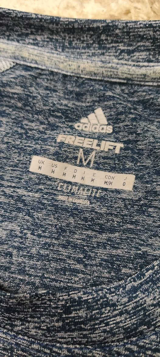 Adidas ✅✅ 
باله اوريجنال 💯💯 
النظافة 💯💯    
M القياس 
52cm عرض الصدر 
70cm الطول 
يتوفر توصيل لجميع محافظات العراق 🚙


**إذا كنت صاحب هذا الإعلان وتريد حذفه لأي سبب، رجاءا أرسل رسالة إلى الدعم الفني**