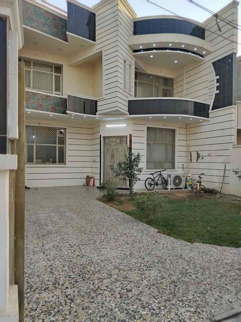 السلام عليكم يوجد لدينا دار للبيع مساحه 300 مترواجهه 10 ونزال 30 يحتوي على ستقبال +مطبخ +صاله +غرف نوم عدد 4+حمامات عدد 2 ألبيت بناء حديث جميع الخدمات موجوده ماء وتبليط وكهرباء نوع الملك طابو زراعي سند 25اقرار محكمه العنوان بغداد الدوره البوعيثه قرب جامع تبارك الرحمن الاستفسار اتصل على هاتف *********** /***********
