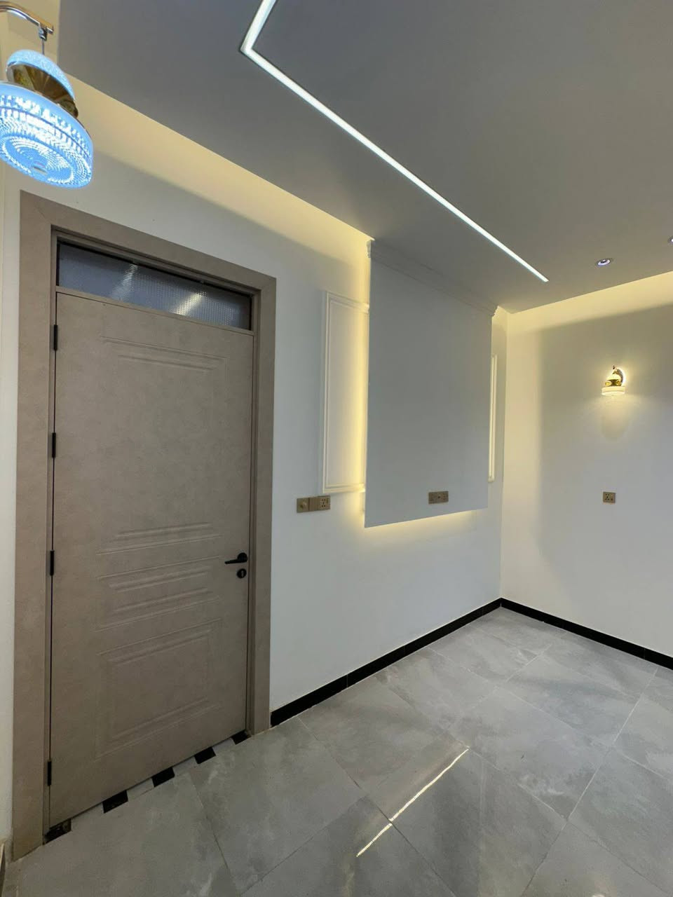 اللهم صلى على محمد وال محمد 
دار للبيع مساحة 200م 
كوت جمعية النفط التعاوني المجمع الثالث
نزلة اعدادية الكوت المهنيه يبعد عن شارع بغداد 
100م عرض الشارع 17م شارع رئيسي ليس فرعي 
غرفتين وهول مطبخ وصالة وصحيات داخلية وخارجية 
بناء حديث غير مسكون طابو زراعي قابل للتطويب 
الاستفسار اتصال او واتساب 
***********
مكتب عقارات دار واسط 
ملاحظة نستقبل جميع العروض 
في محافظة واسط
