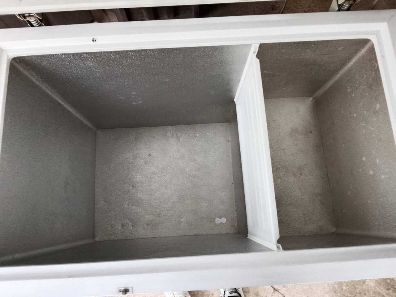 مجمد للبيع الكشر نظيف اخو الجديده
جان بي انسداد وشحنتو غاز 

وهسه شغال 
موجود عندي بالورشة النظافة بالصور شوفوها 
***********
