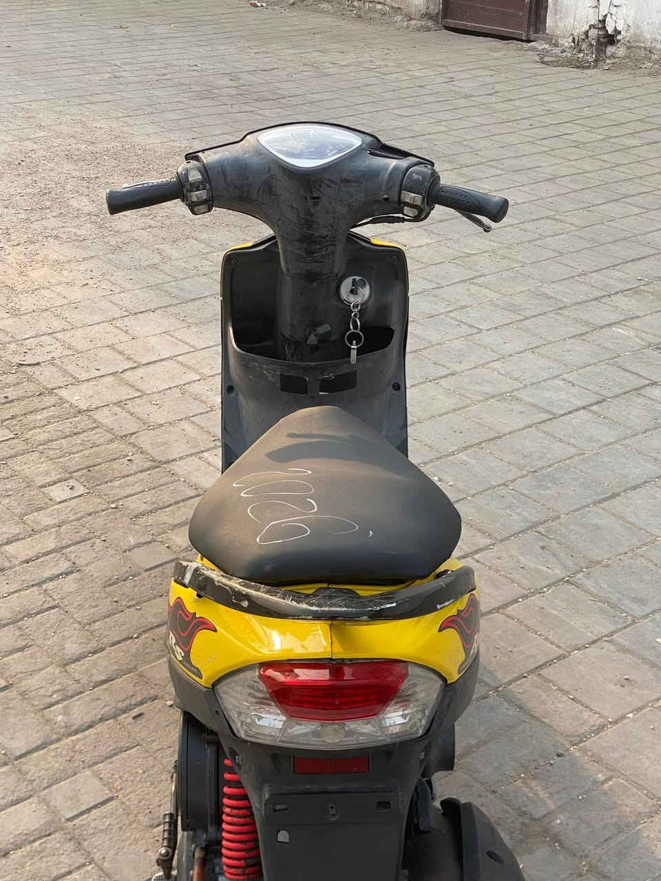 السلام عليكم دراجه ماكس مال رمبه ماشيه شيء قليل بالشارع نقره سلف اوراق كامله دراجه مكفوله شلعه معدل بكاني مدينه الصدر السعر 700, الف وبيها مجال الشراي يتصل راح اخلي رقم الهاتف ***********
