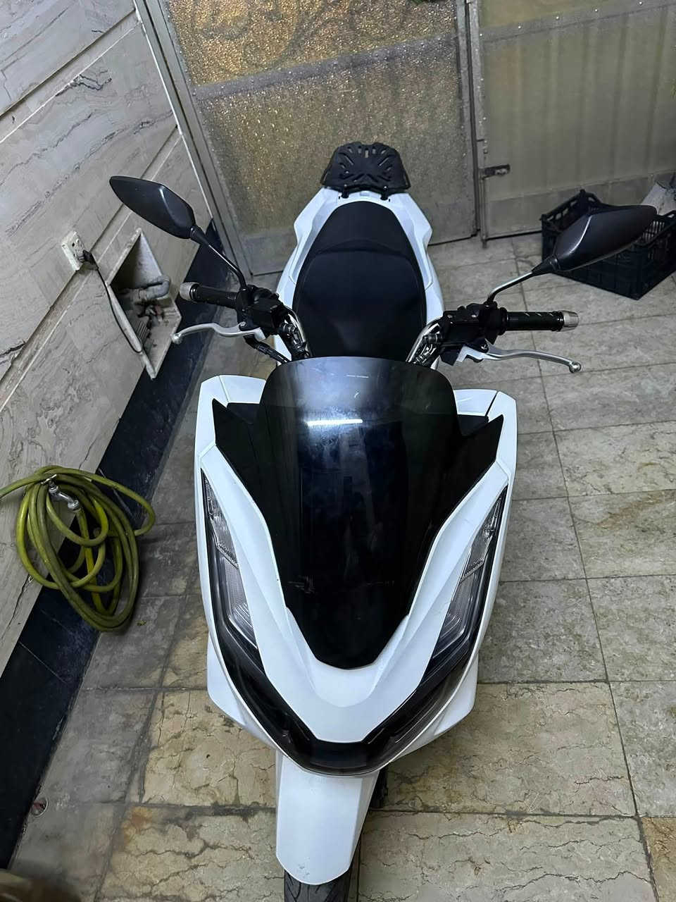 السلام عليكم pcx جيل رابع كوري
ماشية 20الف حقيقي 
موصفات 
ABS مانع انزلاق 
حساس ازدحام 
حساس استان
دراجة عليه اضافات بسيطة 
مثل قبق شوتة كاربون فايبر 
قبق راديتر كاربون فايبر
الدراجة : مكفولة كفالة عامة 
مكاني بغداد 
حي القاهرة 
السعر 17ونص وبي مجال 
للاستفسار ***********
