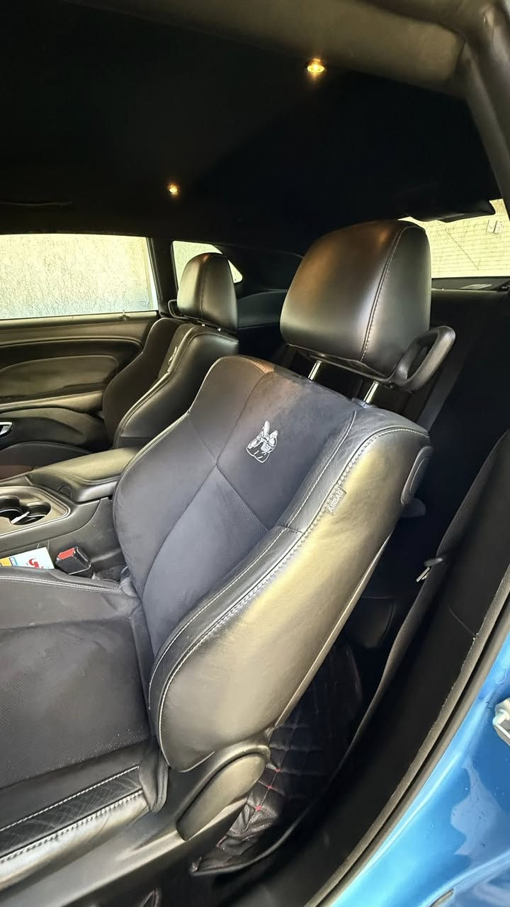 � للبيع: تشالنجر 2023  Scat Pack 🔥   (SRT)
سيارة نظيفة جداً وعلى وضع الشركة بالكامل، الممشى 20 ألف كم (حقيقي)، لون مميز.
✔️ تخم تاير الوكالة موجود ولم يُستخدم
✔️ محرك 6.4L (6400cc)
✔️ فول مواصفات ما عدا الفتحة والرادار
المواصفات: داخلية شامواه مختم، شاشة كبيرة، شفتات ستيرن + تحكم كامل، تدفئة وتبريد كشنات + كهرباء، اكتف اكزوز بلد، وباقي المواصفات المعروفة.
📌 ملاحظات: بيها طگة خفيفة بالدعامية، لا مزودة ولا ملعوب بيها، ما داخلة ساحات.
💰 السعر مناسب جداً   ($235) | 🔁 تحويل مباشر
📞 للجادين فقط: *********** - ***********
❌ لا يتوفر واتساب أو
