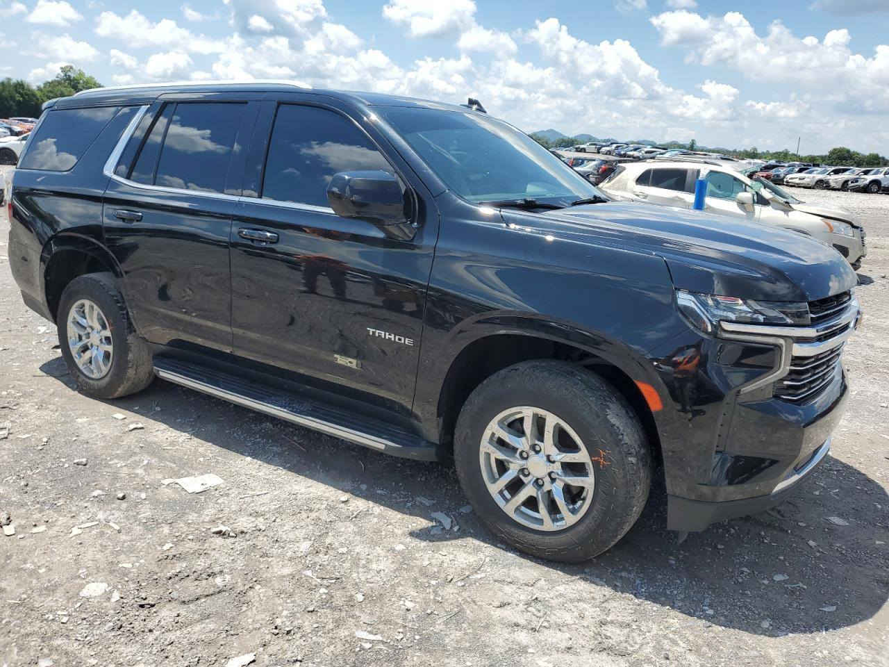 تاهو موديل 2021 دخول جديد هسة دخلت
السياره جديده فقط حادثها الموضح بلصور
مشتري باب اسود تفصيخ اصلي الها
بدون رقم تترقم بغداد 
السعر 360 ورقة  هذا رقمي ***********
اتصال واتساب العنوان البصرة ٠
