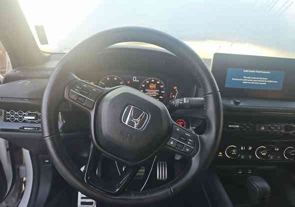 السلام عليكم 
هوندا اكورد 2024 SPORT
حادث خفيف جداً فقط جاملغ
ماشيه 18 
السعر واصل عمان 160
***********
