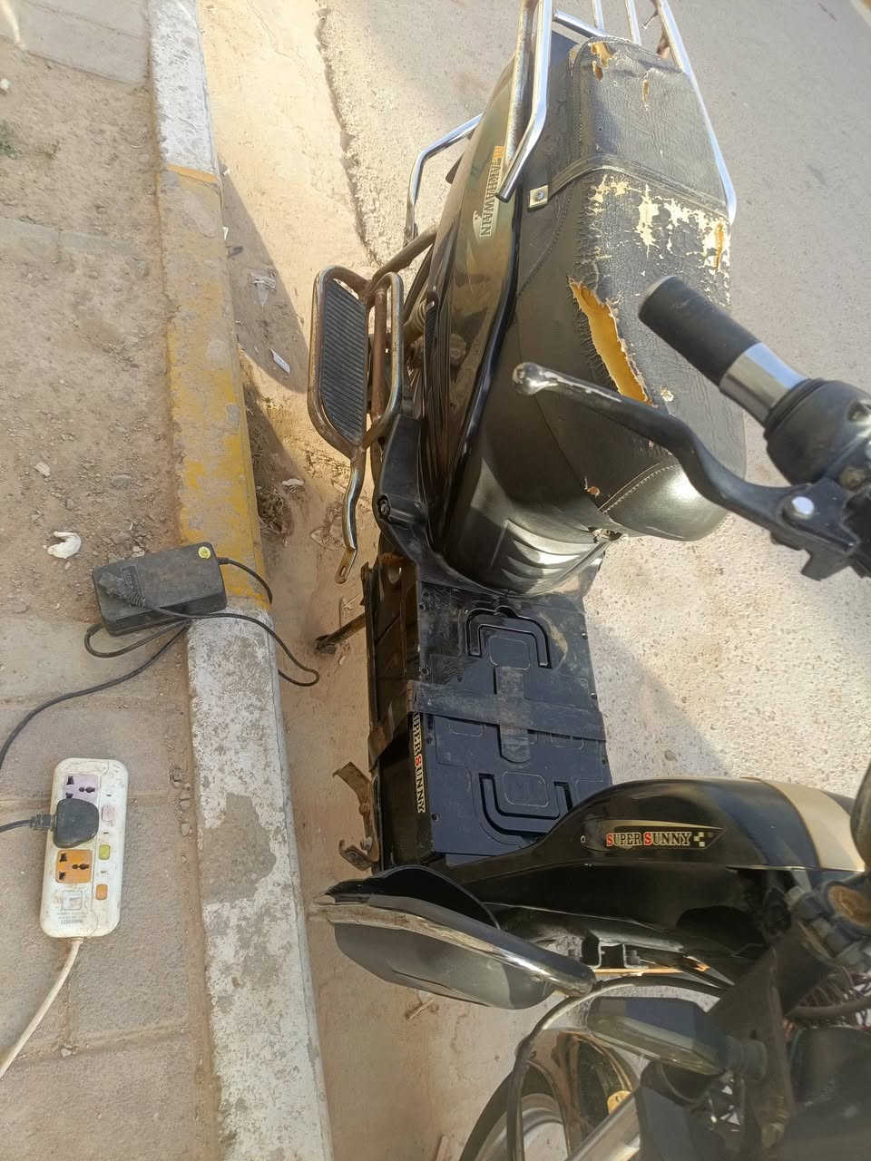 سلام عليكم دراجه شحن للبيع بس كشر نضيف نوع هارلي موديل 24 نضيف سعر 200 الف مكاني  رمادي رقم تليفون ***********
