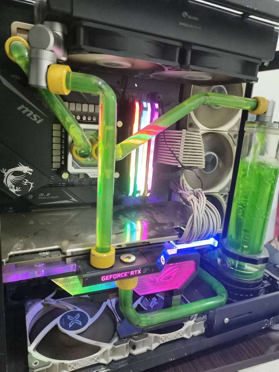 Pc تبريد مفتوح يعني انسه الحرارة بهل صيف كل القطع متوافقه و تقبل كسر سرعة
معالج i7 10700K قابل لكسر السرعة
كارت الشاشة انفيديا 3080 قابل لكسر السرعة
مذر بورد MSI Z490 Gaming EDGE WIFI متوافق مع كسر السرعة
ذاكره تخزين M.2 Lexar SSD 500 GB
ذاكرة تخزين SATA 2 تيرا
رامات (32) DDR4 ماركة  Corsair قابلة لكسر السرعة
باور سبلاي 850 DEEP COOL 
+ 2 UPS + باتري سيارة 90 امبير جديد اذا حاب تحورهن عاكسة
حبايب السعر مليون ونص 1,500,000 
رقمي للتواصل *********** 
📛⛔📛⛔ما عندي مسانجر اتصل واتساب📛⛔📛⛔

