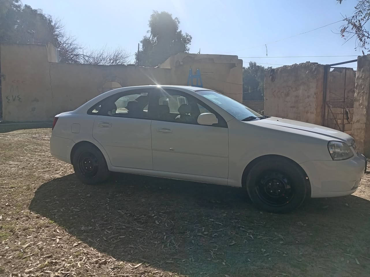 اوبترا موديل 2011كير ومحرك شرط كير عادي السياره بيها 4قطع صبغ ابيع حزام بدون دواخل طخم مبدل جديد تيات 4جداد داخل نضيف اني الشرعي كابون بانزين بيها الرقم 
***********
