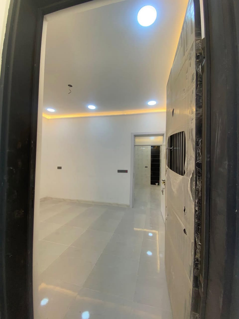 #لدينا_دار_للبيع مساحه 50 متر واجه5 ونزال 10 طابو زراعي سند 25 قرار محكمه البيت يحتوي على 3 غرف نوم وصاله وستقبال ومطبخ  العنوان بغداد الدورة مدخل البوعيثه مجمع الحليم نظام دكتات موزع على الغرف 
هاتف ***********
