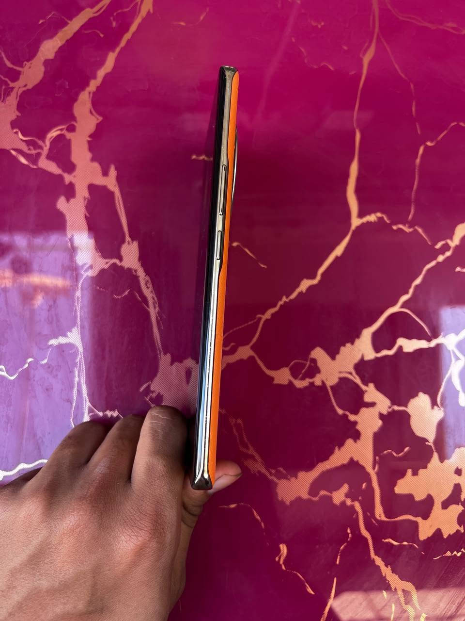 السلام عليكم Honor x9c
الشاشة: AMOLED بتردد 120Hz، ضد الكسر وبسطوع عالي جداً تحت الشمس.
البطارية: عملاقة بسعة 6600 مللي أمبير (تنسى الشحن حرفياً) مع شحن سريع 66 واط.
الكاميرا: 108 ميجابكسل مع مثبت بصري OIS لصور ثابتة وواضحة.
المعالج والذاكرة: Snapdragon 6 Gen 1، أداء سلس جداً بالألعاب والتصفح.
المتانة: الهاتف مقاوم للصدمات والسقوط بشكل خارق، ومقاوم للماء والغبار
النظافة 100%.

السعر 345
التواصل واتساب ***********
