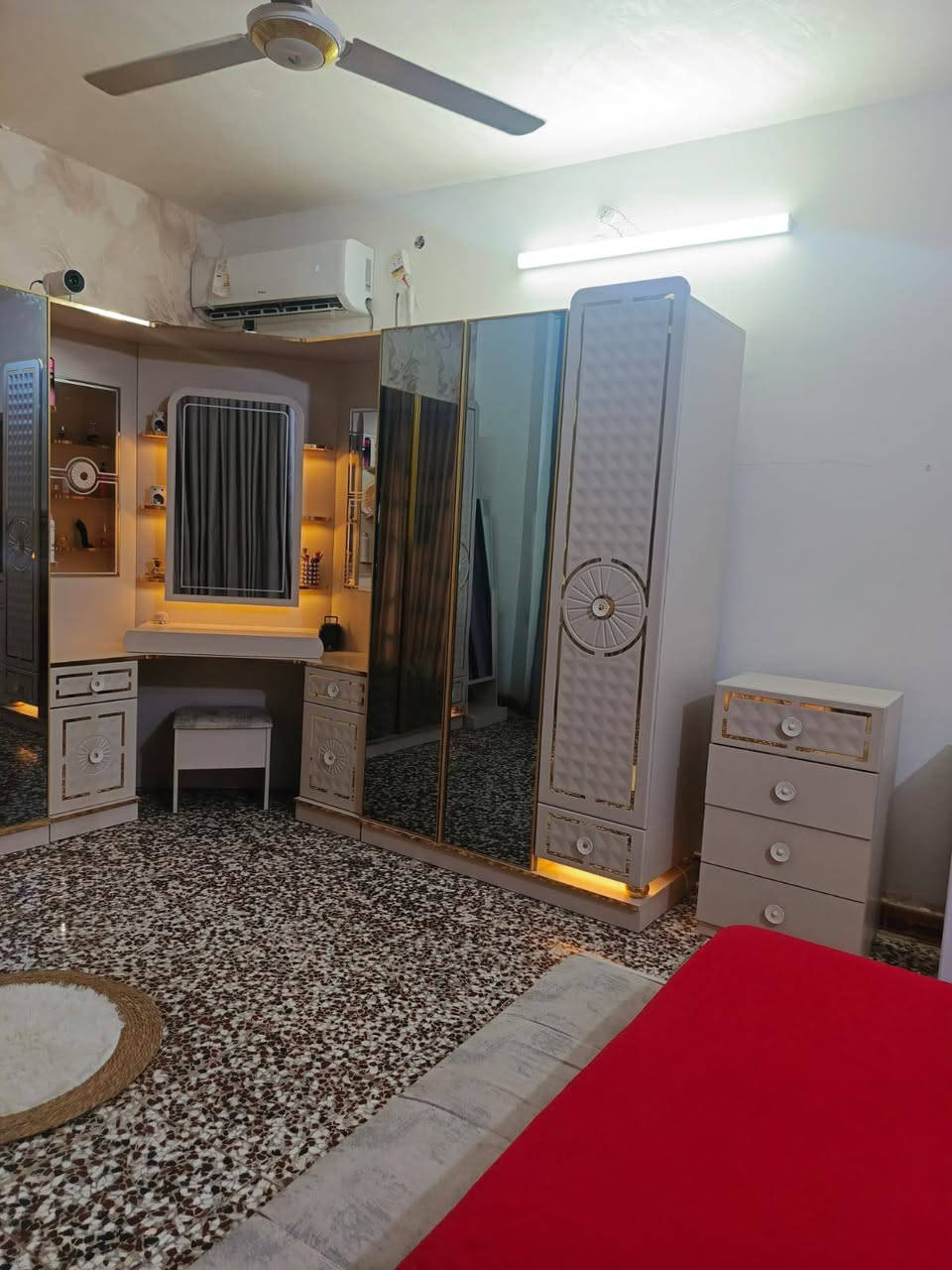 غرفه تركيه نظيفة جداً 
الموقع: ذي قار حي البشائر 
السعر: مليونين و500 وبيه مجال 
الرقم:***********
