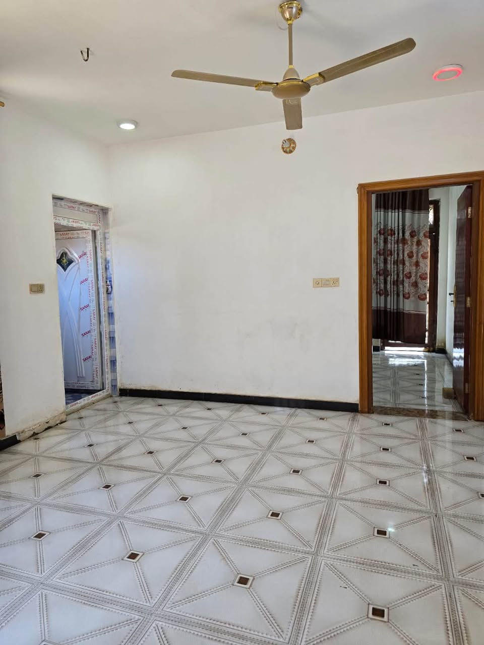 سلام عليكم بيت طابقين مساحه 100طابو صرف "سقف وساس صب موقع حي الحسين شارع سيد حسن خلف مدرسه النبراس  الاستفسار ***********

