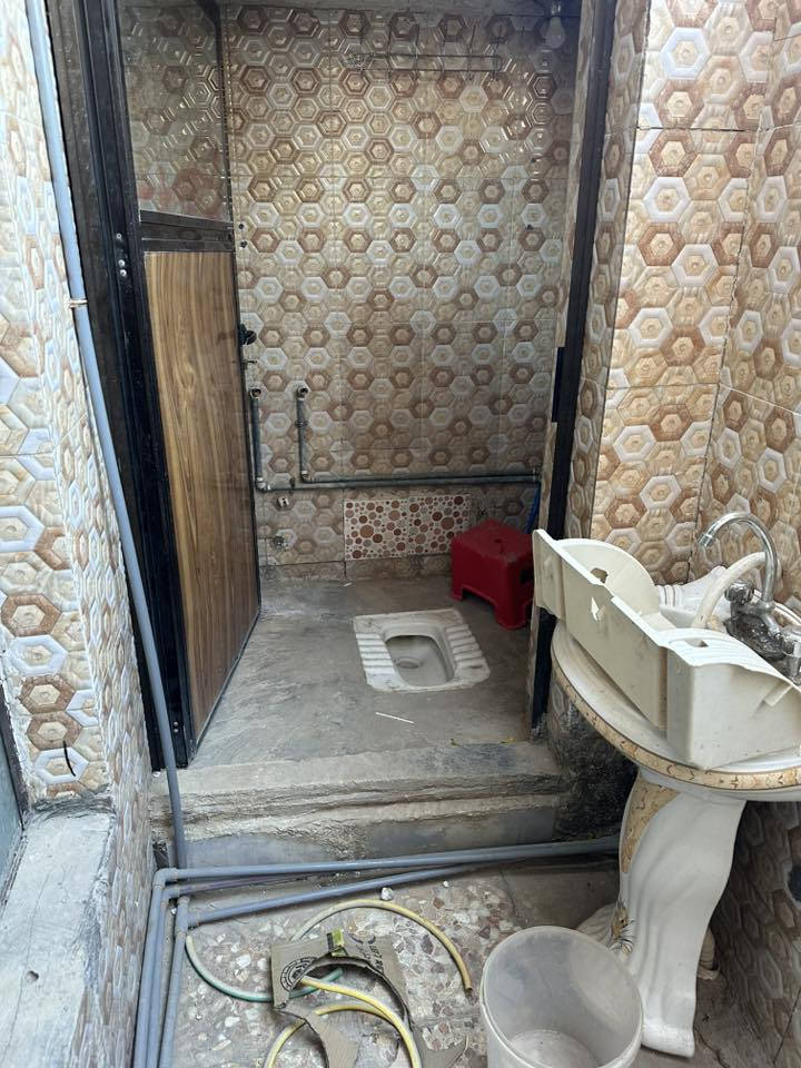 مشتمل 50 متر للايجار
يحتوي على غرفه و استقبال و مطبخ و ملحقات 
عنوان جكوك الاساتذه مجمع الكرفانات 
***********
