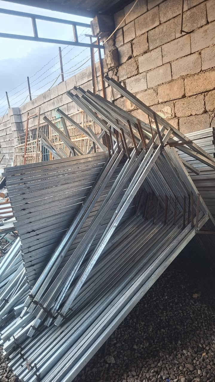 ئاسن فرۆشی سەرباز  بۆفرۆشتنی حەرفTبەجوملە و مفرەد بۆکەپری مێو١٥٠سم پان٢م بەرز دانەی٥٫٥٠٠هەزار گەیاندن هەیەناونیشان چوارقوڕنە***********_***********
