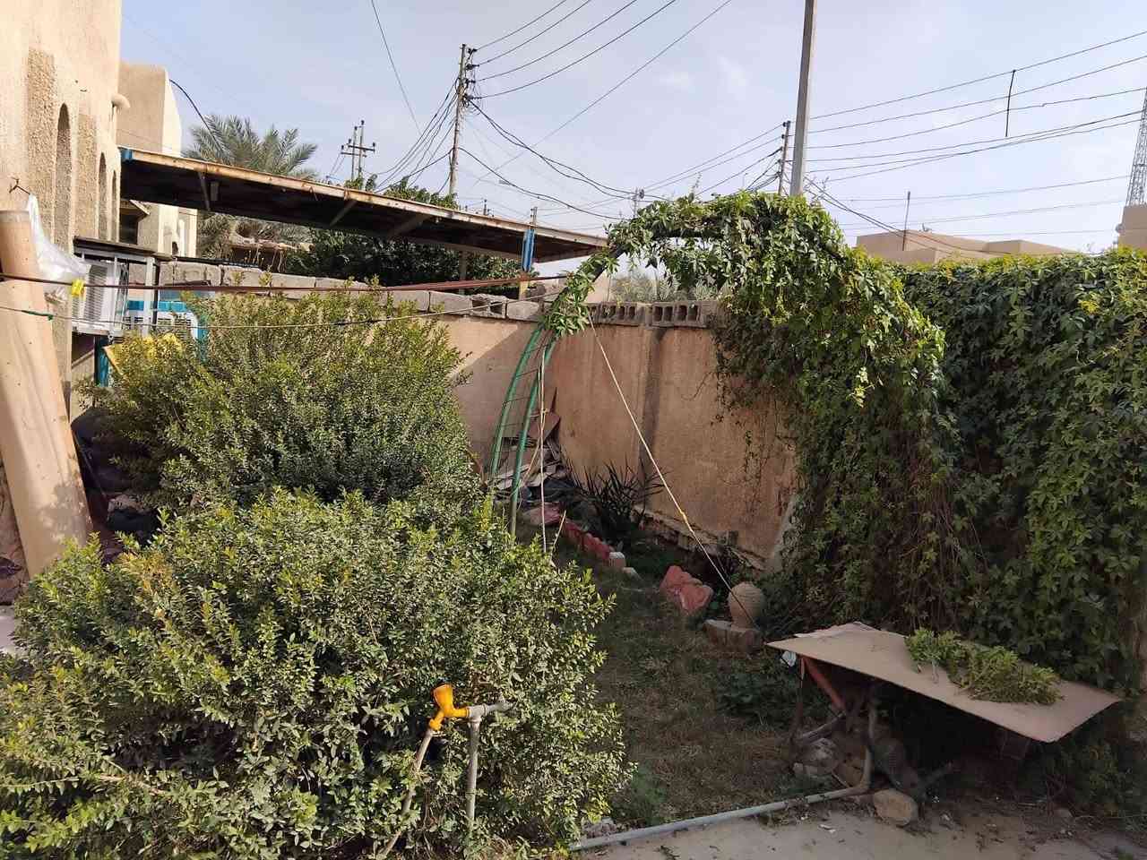 بيت تجاوز مساحه 200م للبيع سعر 40بي مجال قليل زعفرانيه الاساتذه معهد سابقا بيت صب  كونكريت منطقه هادئه وحلوه غرفتين نوم وهول ومطبخ وحمام وترك مخزن وكراج وحديقة  رقم *********** احمد للعقار
