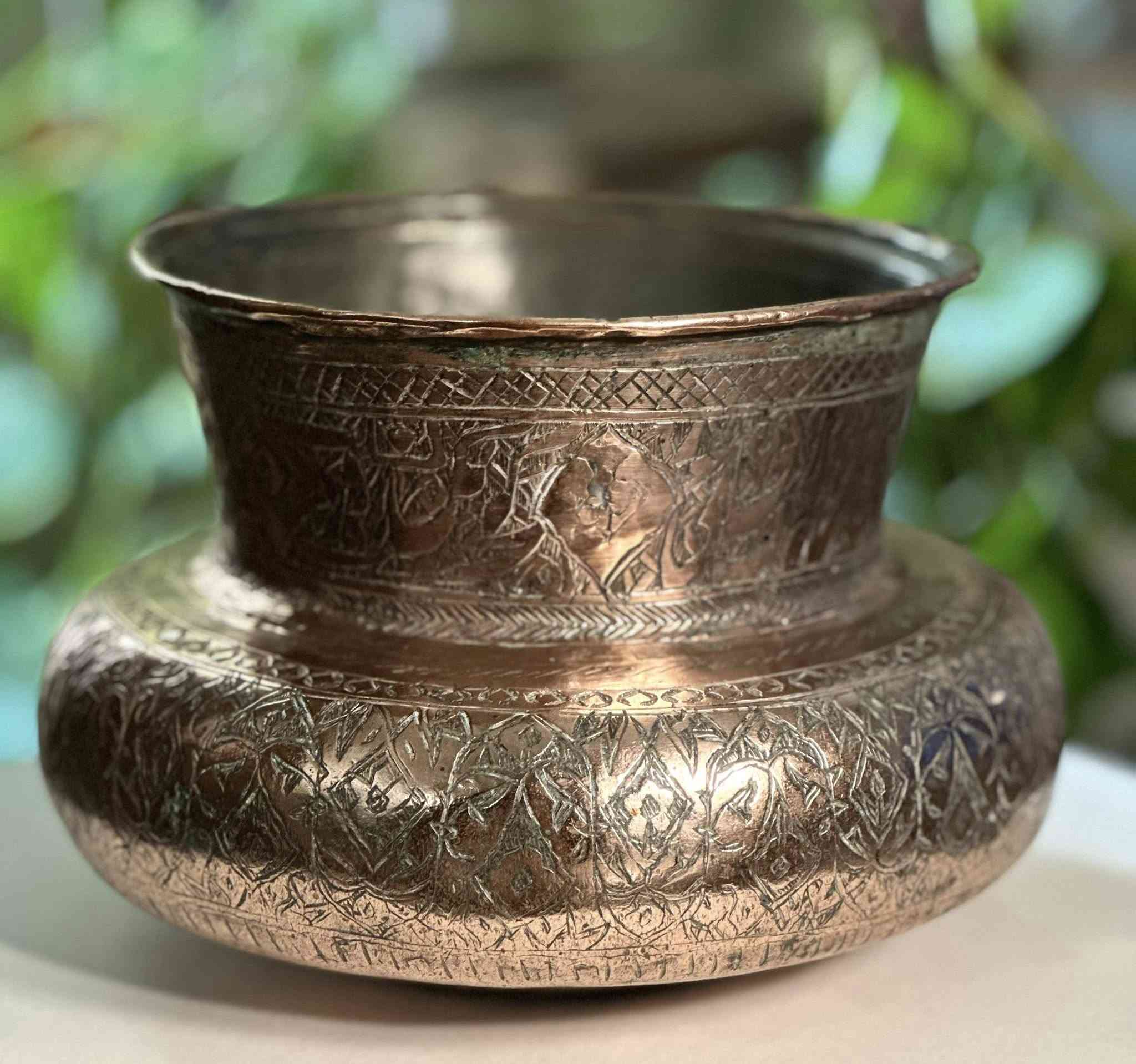 وعاء نحاسي ( دخل )  
- نوع  / نحاس احمر 
- قياس /  قطر ١٥ سم 
-  ارتفاع / ١٣ سم  
- الفترة الزمنية أواخر القرن ١٩ - بداية القرن ال ٢٠
- العنوان / بغداد / الكرادة / حي الوحدة . شارع سلمان فائق  (  مجمع بازار انتيك بغداد )  
   الطابق الاول  
- يوجد توصيل داخل و خارج العراق 
  للاستفسار اكثر الاتصال لاستفسار اكثر الاتصال 
  ***********        
  *********** 
واتس اب او فايبر او مراسلة الصفحة.
