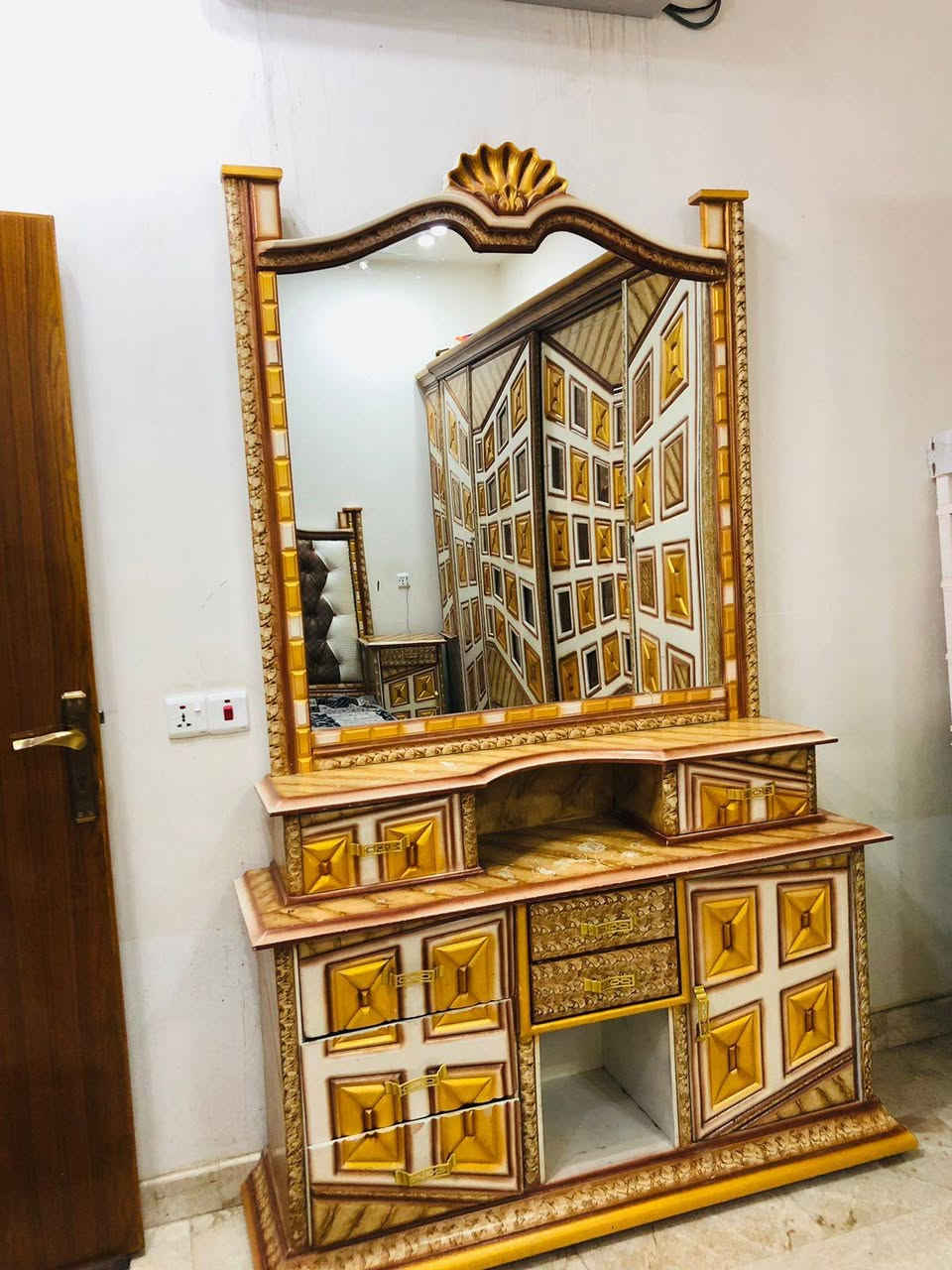 غرفة نوم ثكيلة مستخدمة للبيع 
داخل خارج صاج وظهر جرجوبة 
الغرفة صبغ حراري
ابواب سلايد وكومدي عدد ٢ 
وميز تواليت 
وزاوية 
ترهم للغرف الي تكون مساحته صغيرة 
العنوان بغداد المشتل الي يريدهة يراسلني خاص


**إذا كنت صاحب هذا الإعلان وتريد حذفه لأي سبب، رجاءا أرسل رسالة إلى الدعم الفني**