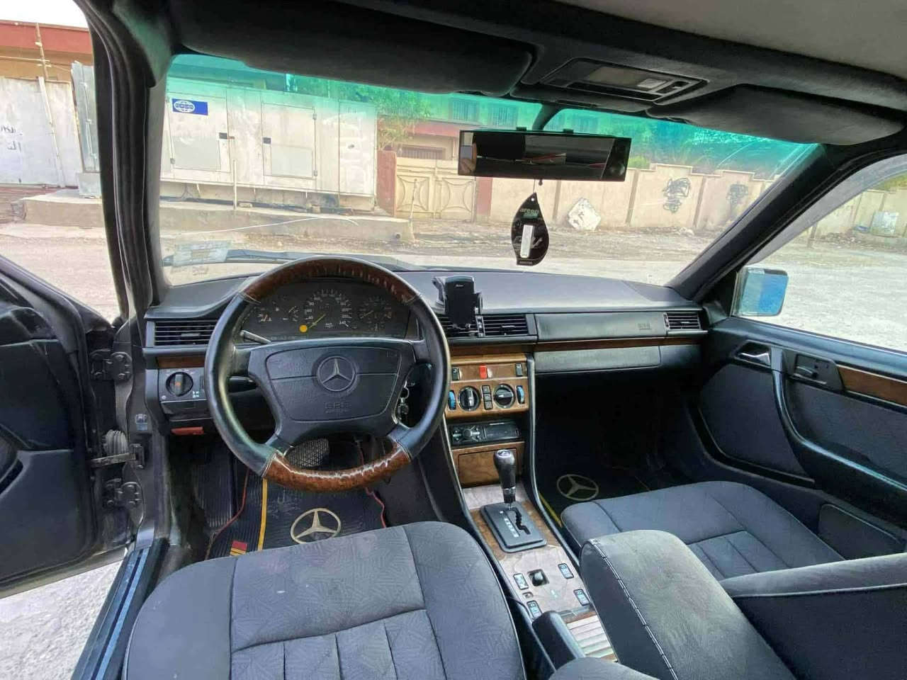 للبيع أو للمراوس مارسدس دب موديل ٩٤ اصل سياره بلاديه بدون صبغ   فول كهرباء حته بردات بلاد جنجر سيدي بلادي كشنات كهرباء بسمي سنويه ٣١ رقم بغداد  ***********  السعر ٧٣ مكاني بغداد
