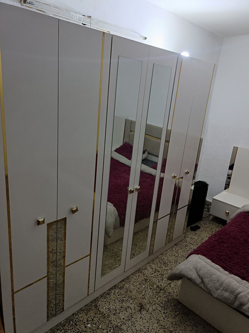 غرفة نوم 5 قطع نضيفة كلش مامستخدمة هواي مع دوشك طبي عالي ب500 الف وبيهة مجال 
*********** اتصل رقم او واتساب مكاني بغداد دورة
