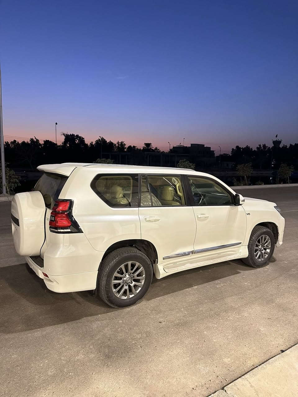 السلام عليكم

للبيع برادو ٢٠٢١ / TXL
استلام شركة من زيرو  
مكينه 6 سلندر 4000
بيضاء للون 
ساز/sas رقم بغداد 
مواصفات — فتحه /بصمه
جلد/داخل بيجي / كراسي كهرباء
واير ليس 
مري شفط
تحكم ستيرن مانع انزلاق 
السياره عله وضعية الشركه مكفوله كفاله عامه 
بيها رصعة وتكحيل بسيطات 

العنوان بغداد/البلديات
الرقم للاستفسار 
***********
السعر ٤١٠
غير متواجد عل النت
