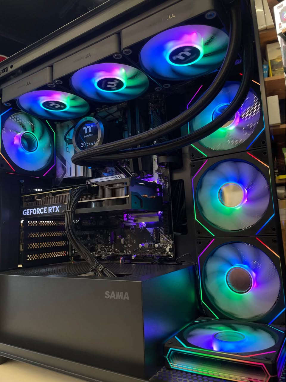 🖥️ CASE GAMING I7-14700KF + RTX 4070 – Ready To Play

💰 نرخ:2,170,000 we

✅ Specification:

* CPU: Intel Core i7-14700KF (20 Cores / 28 Threads)
* GPU: GALAX GeForce RTX 4070 12GB 2X
* Motherboard: ASROCK Z790 PRO RS
* RAM: 32GB Corsair DDR5 (2×16GB) 5200MHz
* SSD: 1TB Lexar NQ780 NVMe Gen4×4
* Cooler: Thermaltake TH360 Ultra V2 ARGB
* PSU: 850W 80+ Gold Black Hole
* Case: SAMA Gaming Case

🔥 گونجاوە بۆ:
• Gaming بە Ultra Settings
• Streaming
• Video Editing
• Graphic Design
• 3D Rendering

✅ کەیسەکە زۆر خاوێنە و ئامادەی کارکردنە.
📩 بۆ زانیاری زیاتر یان تاقیکردنەوە پەیوەندی بکەن.

🖥️ كمبيوتر ألعاب احترافي I7-14700KF + RTX 4070

💰 السعر: 2,170,000

✅ المواصفات:

* المعالج: Intel Core i7-14700KF (20 نواة / 28 خيط معالجة)
* كرت الشاشة: GALAX GeForce RTX 4070 12GB 2X
* اللوحة الأم: ASROCK Z790 PRO RS
* الذاكرة: 32GB Corsair DDR5 (2×16GB) 5200MHz
* التخزين: 1TB Lexar NQ780 NVMe Gen4×4 SSD
* المبرد: Thermaltake TH360 Ultra V2 ARGB
* مزود الطاقة: 850W 80+ Gold Black Hole
* الكيس: SAMA Gaming Case

🔥 مناسب لـ:

* جميع الألعاب على إعدادات Ultra
* البث المباشر (Streaming)
* المونتاج والتصميم
* برامج الهندسة والرندر

✅ الجهاز نظيف وجاهز للاستخدام مباشرة.
📩 للاستفسار أو التواصل، راسلني. أربيل, العراق


**إذا كنت صاحب هذا الإعلان وتريد حذفه لأي سبب، رجاءا أرسل رسالة إلى الدعم الفني**