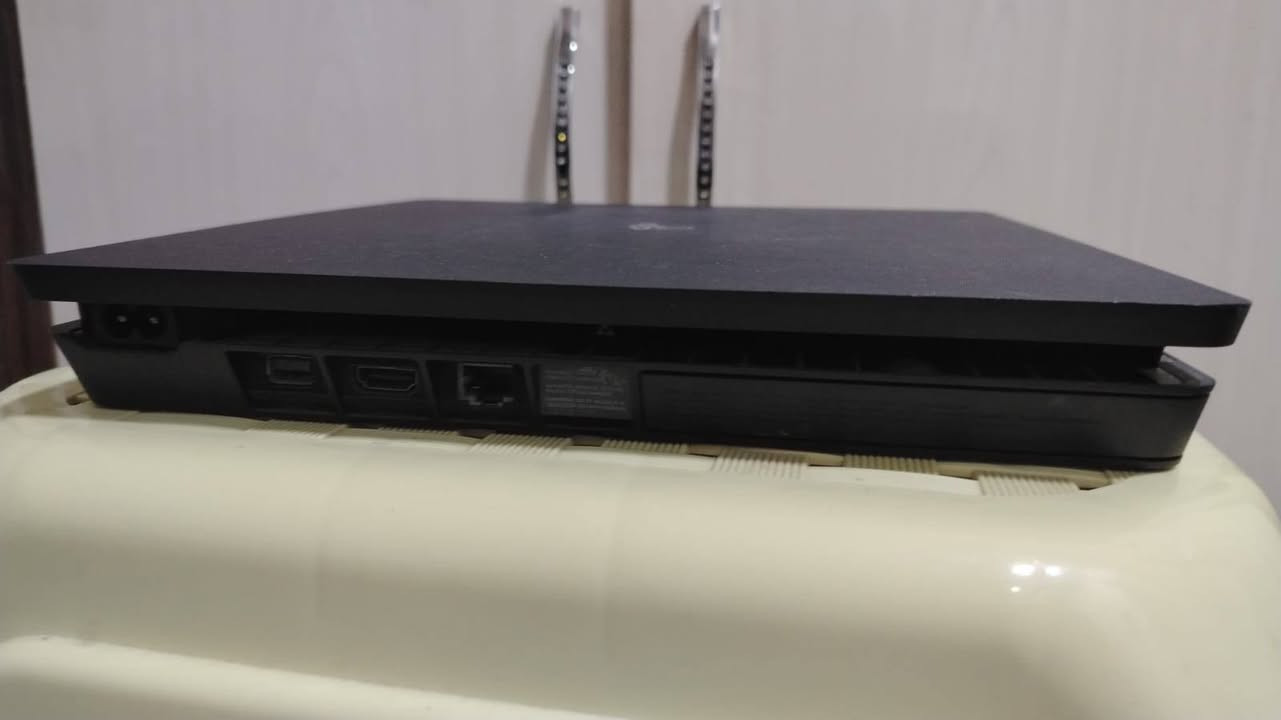 سلام عليكم بليستيشن 4سلم جهاز نضيف بعده بحالت شركه جهاز نضيف جدآ مامفتوح مع كامل ملحقاته مع يده نسخه باندل اصليه موتجاريه (نسخه باندل خاصه) مع واير HDMi مع واير تشغيل بليستيشن (يوجد مع بليستيشن هديه) الهديه حساب بليستيشن مع تنزيل اللعبتين فورت نايت و روكت ليك) +(يده اضافيه هديه نسخه باندل اصليه كل هذا سعره 260 الف فقط بي مجال عنواني السليمانية منطقه رابرين هذه رقم الجوال ***********
