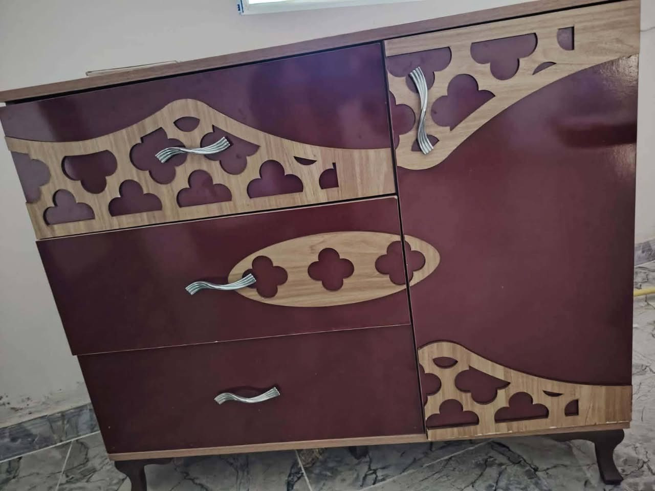 السلام عليكم غراض للبيع
الثلاجه نهايته ١٧٠ الف قفل 
الميز نهايته ٦٠ الف قفل  
الكنتور نهايته ١٥٠ الف قفل 
المرايه عاموديه نهايته ٧٥ الف قفل 
الرجاء الاسعار ثابته الي شراي يتفضل يتصل على الرقم *********** سجاد الموقع قرب المدرسه الالمانيه الاهليه
