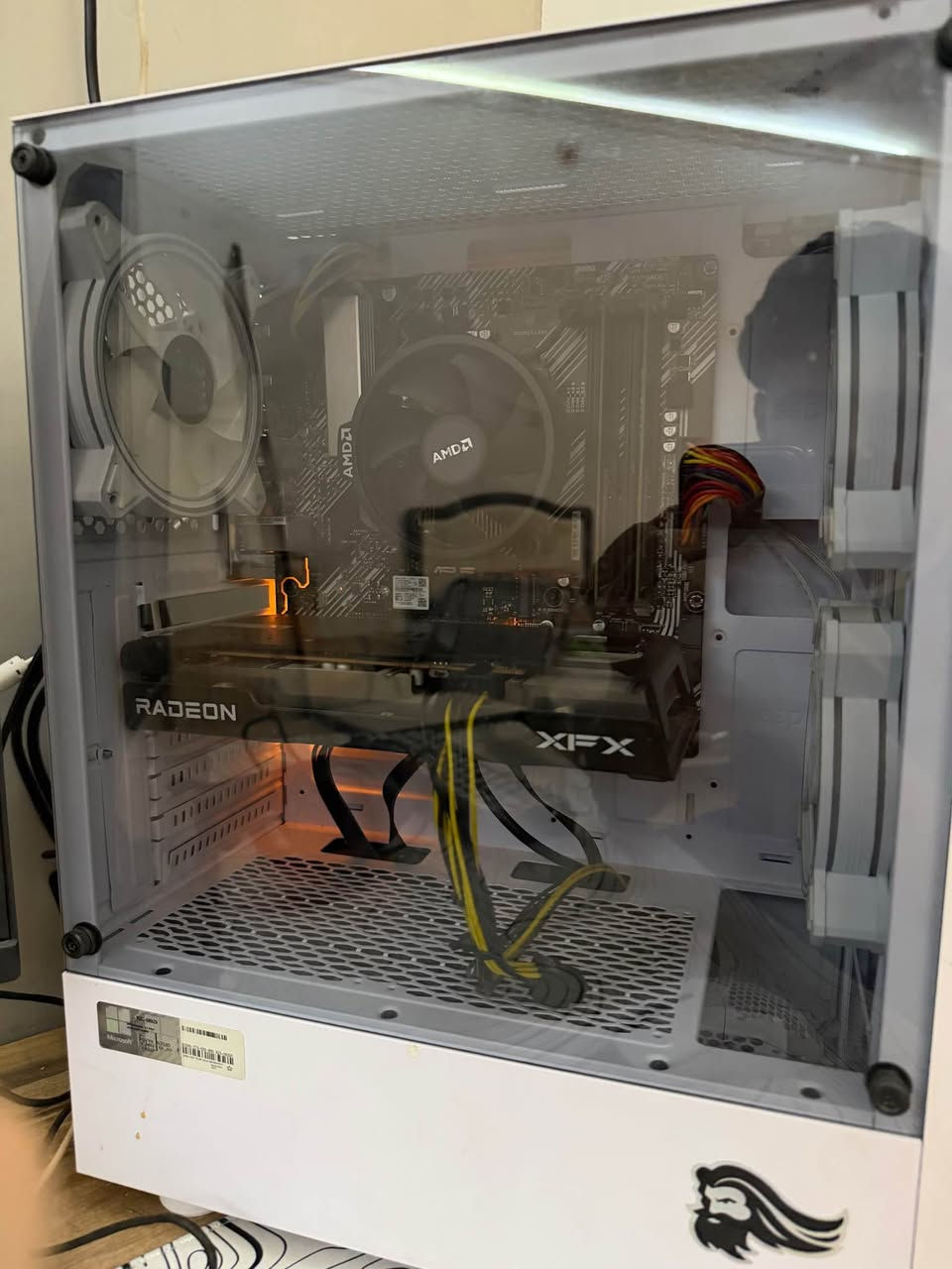 السلام عليكم 
الكرت Radeon rx 6600 xfx
المعالج r5 5500
بورد b450 asus prime
الذاكرة m.2 nvme 512gb
الرام 16 من lexar 3200
الكيس من sama 
بور 600w الحاسبة استخدام سنة كلشي مابيها بس اكو ملاحظة بسيطة
انو وحدة من المراوح يشتغل الار جي بي مالتها بس هي ما تشتغل وديتها لمكتب 
كال عادي ما تاثر
رايدها ب 600 
رقمي ***********
مكاني صلاح الدين الدجيل وإذا توصيل اكو بلاد, صلاح الدين
