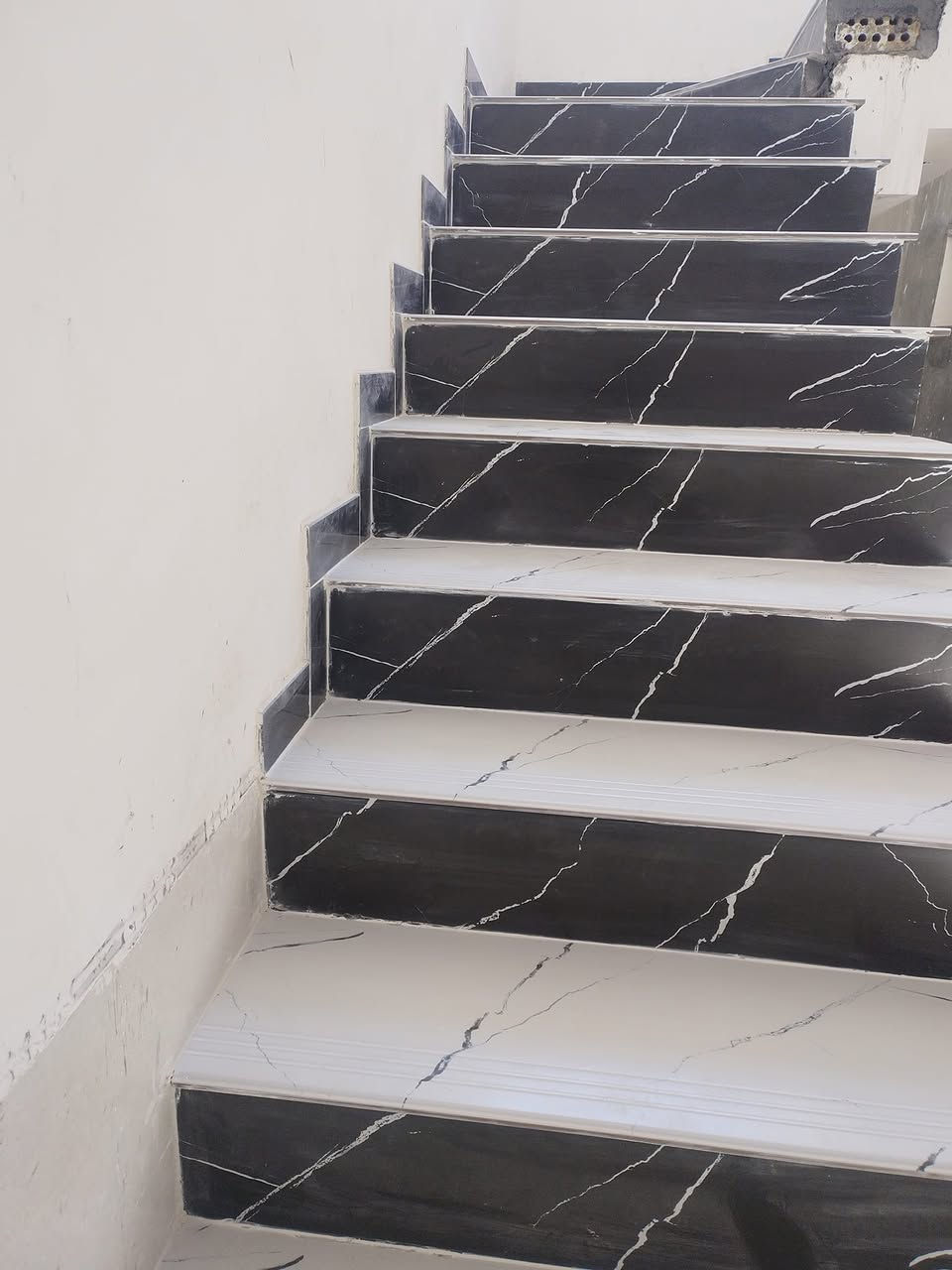 خلفه سراميك و برسلين درجه اولى جدران و ارضيه*********** ابو يوسف المصري
