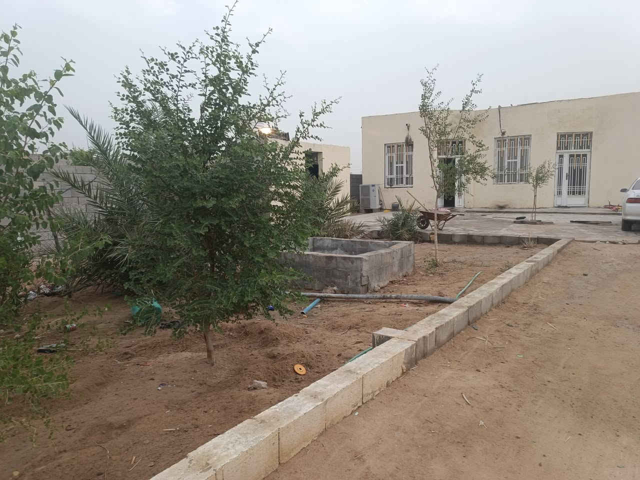 العنوان البصره الزبير مقابل البترو 
سلام عليكم 1600 م بيه بيت جبير رباطات ودرج كامل وبيه نخل محمل وبيه جاخور جبير سندويج السعر 65 مليون ***********//***********
