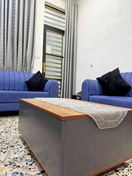 تخم كامل للبيع 
اخوان تخم شغل عراقي ثقيل خشب بلاويد 
اسفنج مضغوط درجه اولى التخم بعده جديد 
8 مقعاد ويا 5 كوشات 
صار اقل ال6 اشهر من اخذته ب700 الف 
و الطبله الوسطيه انـــي مسويها تفصال ب150 الف 

ابيعهن شلع الطبلة والتخم ب600 الف ✅

***********
مكاني الحرية
