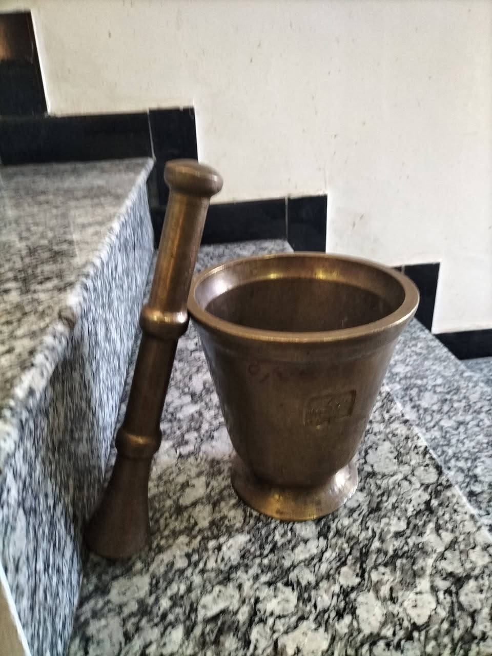 هاون للبيع قديم ابو الانكر بغدادي . ارتفاع 19سم .وزنه 7 كيلو وربع السعر 150 الف وبي مجال للشراي .المكان بغداد


**إذا كنت صاحب هذا الإعلان وتريد حذفه لأي سبب، رجاءا أرسل رسالة إلى الدعم الفني**