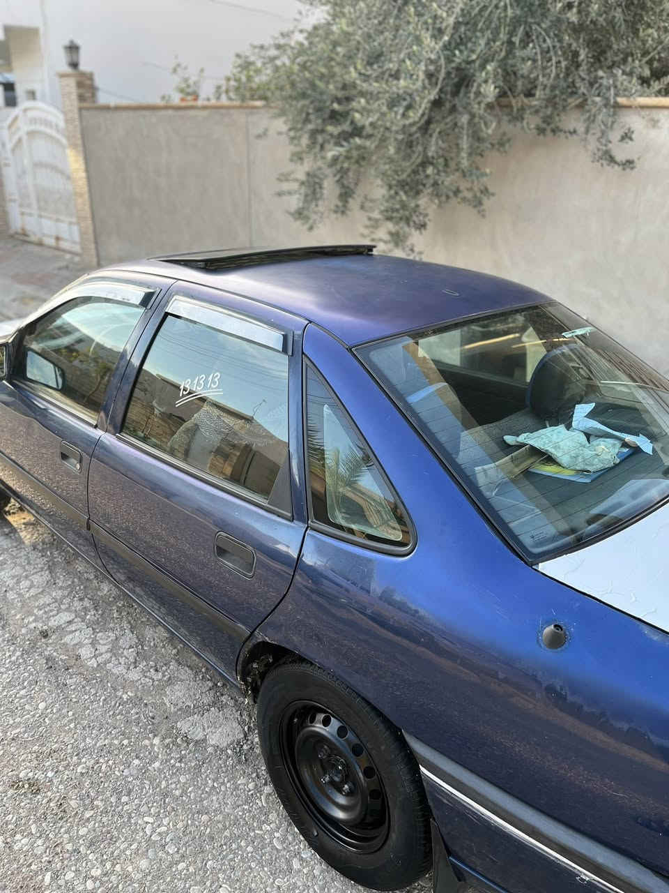 ڤیکترا 1993
1.8 گێڕ عادی 

سەیارەکە تا بڵێی هەیکەلی جوانە 

لێدراوی نییە یەک بستێک سەر چاملغ دواوە ساردە

سبوغی نییە

یەک تۆز سەرفی هەیە 

سەنەوی ٢٠٢٠ بەسەر چووە

تازەی کەوەو بیکە ناو خۆتەوە

ویلەکانی تازە گۆراوە  

ناوی تازەیە کوشنەکانی نەشکاوە بەس بەرەدەرگاکانی تازە کردنەوەیەکی ئەوێ 

رەقەم هەولێرەو رەقەمەکەشی زۆر جوانە 81313

***********

کرکوک
