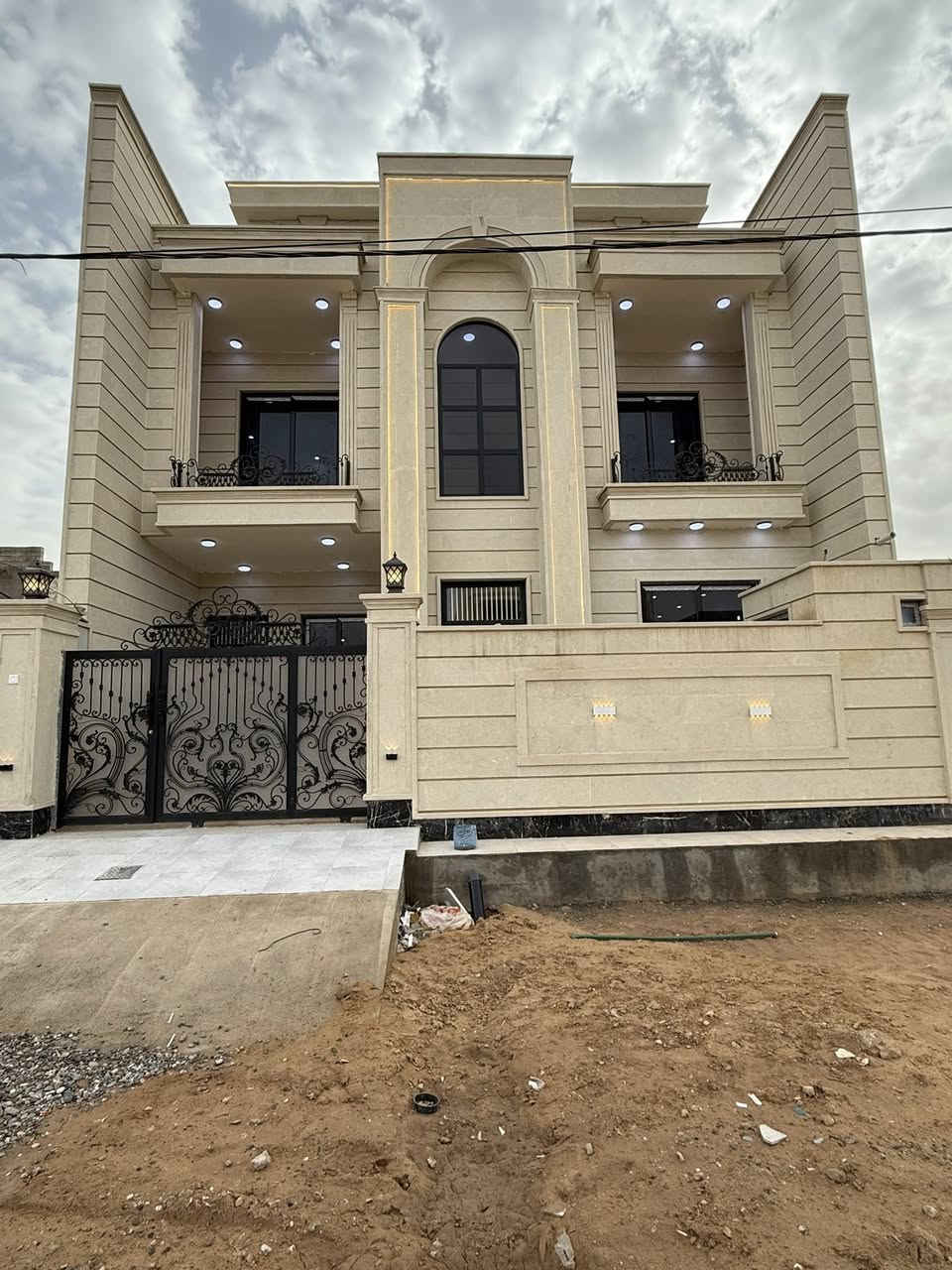 دار للبيع الديوم التصنيع
مساحة ٢٠٠ متر ىاجة ١٠ نزال ٢٠ متر
الدار طابقين صفر فول مواصفات 
الدار ٦ غرف نوم شغل vip
٤ مجموعات صحية
صالة واستقبال ومطبخ حار بارد
الدار واجة حجر حلان 
نضام التاسيس كلة دفن الغاز والصحيات
السقف كلة سحب مغربي ملكي
الابواب خشب صيني 
الارضية ٨٠*٨٠
الجدار ٦٠*١٢٠
السعر ٢١٠ وبي مجال
للاتصال ***********
مكتب يوسف للعقار
