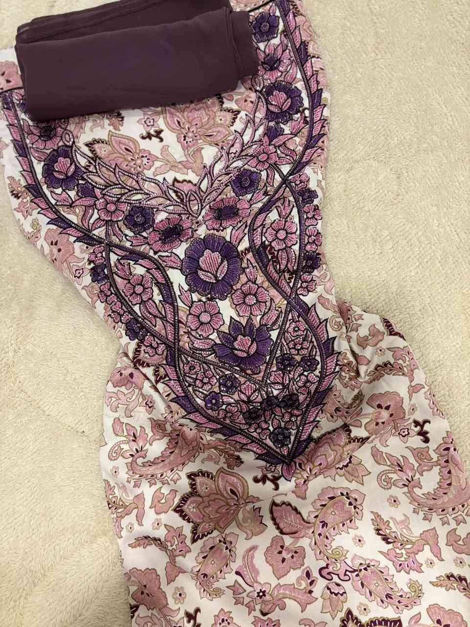 مخور اماراتي حرير اندنوسي مع شال آخر مجموعة 
للحجز ***********
 00905346510977
تجهيز عشوائي سعر الدرزن 225
