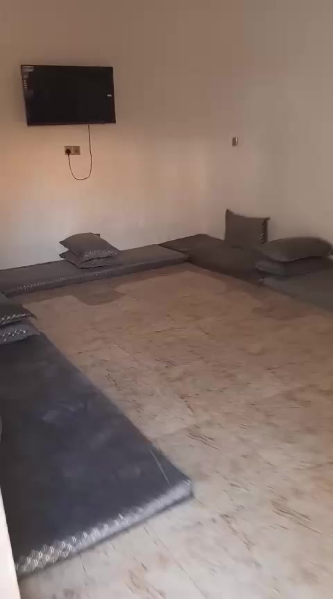 السعر85 مشتمل 100م طابو صرف رمادي 5كيلو
قرب جامع الشهداء البيع نقدا فقط بناءبلوك واجهية 5 نزال 20 
طابقين3غرف نوم وديوانية وصالة ومطبخ وصحيات داخلية وخارجية وبالطابق الثاني.
تواصل واتساب *********** ابو مصطفى
